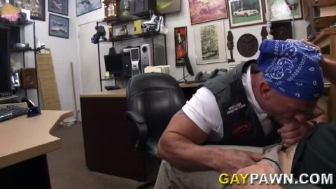 Biker daddy pawns his ass